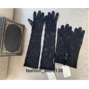 Перчатки с пятью пальцами Черные кружевные тюлевые перчатки для женщин Дизайнерские женские бежевые буквы с принтом Вышитые свадебные варежки для вождения Девушки Ins Fashion Thin Party Glo