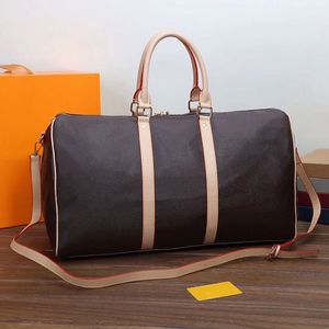 Erkek Duffle Bags Kadın Seyahat Çantası Yüksek Kapasiteli El Bagaj PU Deri Çantalar Büyük Çapraz Vücut Tavaları Sentetik Yumuşak Çok Fonksiyonlu Fermuar Kitbag Duffel Bag M41424