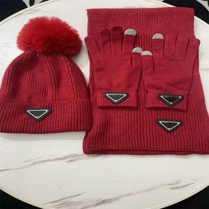 Lüks tasarımcı atkı şapka eldiven seti kadınlar kış şapka fular seti sıcak örgü şapka kış açık moda şal atkısı şapka