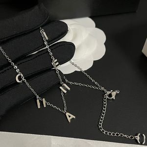 Collane con ciondoli di design di marca di lusso di alta qualità che non sbiadiscono mai in acciaio inossidabile placcato argento C lettera collana con ciondolo girocollo catena accessori di gioielli regali