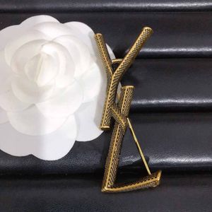 YENI Mektup Broş Lüks Kişilik Retro Klasik Tasarımcı Altın Harfler Broş Kadın Takım Elbise Pin Moda Takı Aksesuarları Yüksek Kaliteli Toptan