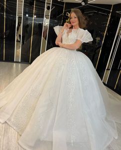 Vestidos de bola de luxo Vestidos de noiva V Po￧o de pesco￧o p￩rolas sem mangas P￩rolas de mi￧angas lantejoulas 3D Ruffles Celebrity Off ombro de tamanho grande vestidos de noiva formais feitos personalizados