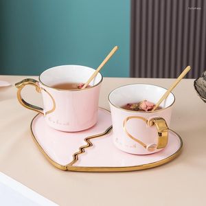 Fincan tabakları bir çift kalp kahve ve kaşık altın jant yaratıcı çay bardağı set seramik sofra lüks düğün çift hediye