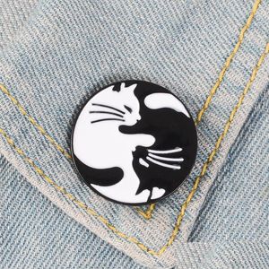 Pins Broschen lustige süße schwarze weiße Kätzchen Hing Runde Cartoon kuscheln Katze Emaille Pins Legierung Brosche für Mädchen Denim Shirt Badge Je dhspm