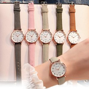 Kol saatleri kadın kuvars saatler moda basit vintage küçük kadran saat 2023 lüks deri kayış bayanlar yuvarlak kol saat