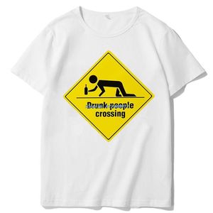 Herren-T-Shirts „Beware Drunk People Crossing“, Herren-T-Shirt, lustiges Alkohol-Party-Crawling-Zeichen, lässig, kurzärmelig, Harajuku, Streetwear, Herrenbekleidung