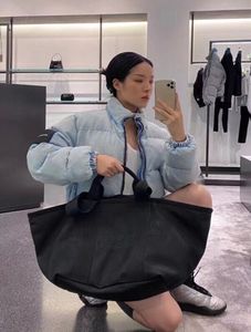 La nuova shopping bag in nylon nero super capiente più impermeabile