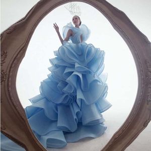 Sıradan elbiseler şaşırtıcı 3D tasarım fırfırlı katmanlı balo elbisesi kadınlar 2023 kabarık gök mavisi derin v boyun arkasız uzun tren organze doğum elbisesi