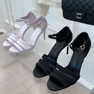 2023 Tasarımcı Kadın Lüks İnci Sandalet Saten Malzeme Zarif Mizaç Siyah Beyaz Tek Kelime Ture Ayakkabı Ladys Seksi Sırt Topuk Yüksek Topuklu Sandal Boyutları 35-40