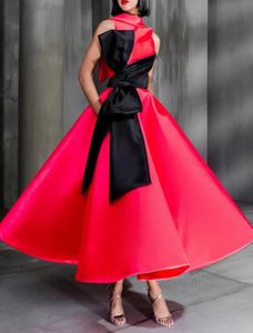 2023 Vintage Kısa Balo Elbiseleri Yüksek Boyun Kolsuz Çay Uzunluğu Balosu Saten Fuşya Siyah Yay Saten Gece Elbise Parti Elbise Geri