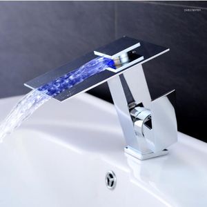 Banyo Lavabo muslukları varış lüks pirinç malzeme üst yüksek kaliteli tek kolu benzersiz tasarım ve soğuk led havza şelale musluk