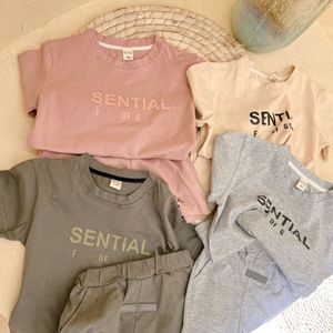 Çocuk Giyim Setleri Essential Designer Kısa Kollu Takım Eşofmanlar Ess Boys T Shirts Şortlar Kız Bebekler Çocuk Tişörtleri Pantolonlar Bebek Bebekler Çocuklar Günlük Kıyafetler