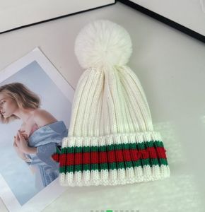 Sonbahar ve Kış Kırmızı ve Yeşil Çizgiler Örme Şapka Kalınlaştırılmış İmitasyon Rakun Kürk Top Gizli Kanca Yün Sıcak Kulaklık Şapkası Tut