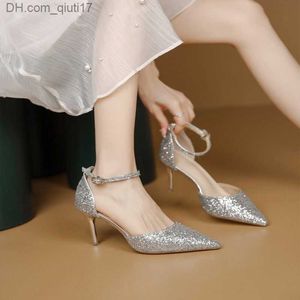 Elbise ayakkabılar kadın yüksek topuklu yaz yeni saten yüksek topuklu sandallar eğik bir kelime düğmesi köşe ayak parmağı kalın topuklu kadın ayakkabıları z230804