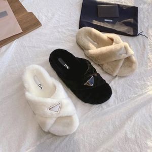 Lady Üçgen Kürk Slayt Sandales Luxurys Designers Ev Bulanık Tazz Terlik Düz Base Teddy Bear Sandal Moda Ayakları Popüler Terlik Boyutu 35-42 Topuk Kabarık Slaytlar