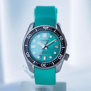 Нарученные часы Thorn Men's Dive Watch Blue Dial Sapphire Glass Japan NH35 Автоматическое движение 200 М водонепроницаемого супер зеленого резинового ремешка