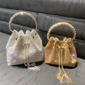 Akşam çantaları elmas püsküllü kavrama çantası kadın lüks tasarımcı zincir metal yüzük sapı parlak kristal kova çantası gelin düğün partisi 230803