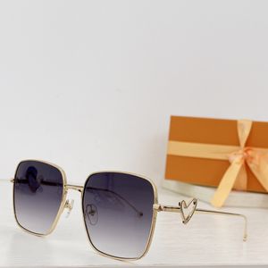 Tasarımcı güneş gözlükleri kadınlar kare güneş gözlüğü lunette de soleil femme metal çerçeve büyük kare lens ayna bacak kalp logo bayanlar butik en kaliteli marka gözlükleri 1 1