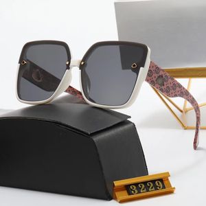 Polarize Güneş Gözlüğü Kadın Kadın Polarize Lens PC Malzemesi Geniş Bacak Ayna Bacak Logosu Tam Çerçeve Moda Çok Renkli UV400 Mens Gözlükleri Promosyon Güneş Gözlükleri