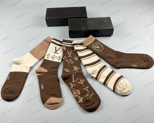 5 çift tasarımcı çorap sonbahar ve kış harfleri sokak sanatı saf renk pamuklu havlu spor çorap erkek ve kadın moda dört mevsim kız çorap rahat kişilik