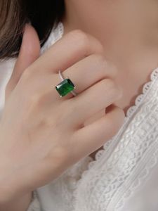 Anello di fidanzamento con diamante quadrato classico smeraldo europeo e americano in argento sterling S925 con vendita calda per uomini e donne