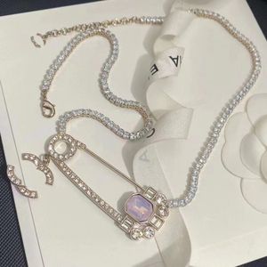 4 стиля женщин -дизайнерский конец розовый бриллиантовый ожерелье из жемчужной моды Женщины Письмо письмо Свадебные украшения жемчужные украшения медный сплав