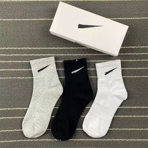 2023 Son Erkekler Çorap Spor çorapları moda kadın premium pamuk klasik mektup nefes alabilen 100 saf pamuklu siyah ve beyaz basketbol futbolu açık hediye kutusu l5