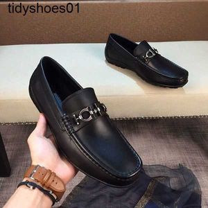 2023 Özel Moda Erkekler Feragamos Elbise Ayakkabı Yüksek Son Sıradan Ayakkabı Toka At Başlıkları Toka Düşük Üst Ayakkabı Bir Adım Deri Ayakkabı