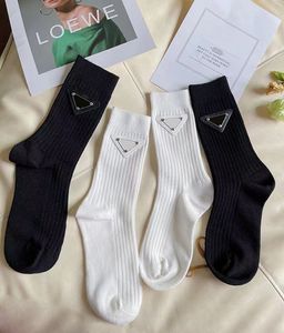 Tasarımcı Erkekler Socks Unisex Europe Metal Üçgen Etiket Erkek Kadın Çorap Tasarımcı Çorap Pamuk Sporlar Sıradan Kızlar Seksi Moda Çorap 6ZR6