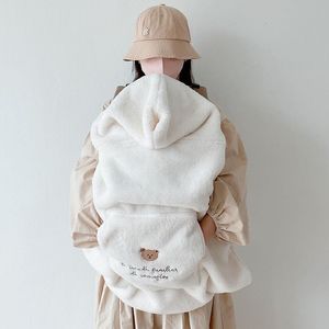 Battaniye kundakçı mercan polar battaniye işlemeli ayı kış yorganı bebek kıyafetleri sıcak battaniye bebek pelerin pelerin örtüsü kapak 230811