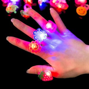 LED Işık Çubukları 50 PCS/Bag Kids Karikatür Led Yanıp Sönen Aydınlık Işık Parlayan Parmak Halkaları Elektronik Noel Cadılar Bayramı Eğlenceli Oyuncaklar Parti Aksesuarları Hediye 230814