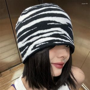 Berets Korean Fashion Zebra Pattern вязаная шляпа Мужчины и женщины Осень Зимняя личность улица хип-хоп универсальный череп шапочка шапочка