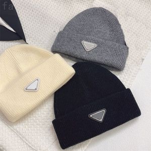 Tasarımcı Şapkalar Erkekler Kış Örgü Beanie Yün Kafatası Kapağı Kadınlar tıknaz örgü Kalın Sıcak Üçgen Bonnet Kadın Kapakları Tam Mektup Günlük Dayanıklı PJ019