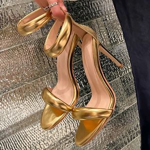 GAI лаконичные стильные сандалии на одном ремешке для девочек и женщин, пикантные летние босоножки на шпильке с молнией сзади, золотые сандалии на каблуке 230816