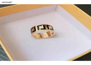 23SS Designer Ring Yenilik Takı Halkaları Kadınlar için Tasarımcı Yüzük Stravagant Set Set Yüzük Altın Gümüş gül Paslanmaz Çelik Harf Yüzükleri