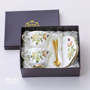 Kupalar boreal Avrupa tarzı kemik çin porselen kahve fincanı pastoral beyaz gül İngiliz ikindi çay fincanı ve tabağı set hediye kutusu 230817