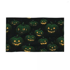 Полотенце темно -зеленый рисунок Хэллоуин с улыбающимися тыквами на поле 40x70 см.