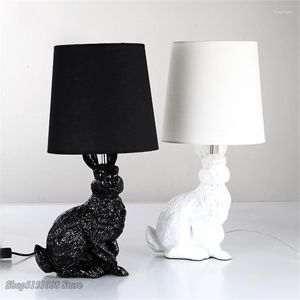 Masa lambaları Reçine Modern Led Işıklar Yaratıcı Siyah Beyaz Bez abajur Oturma Odası Başucu Masa Lambası Dekor