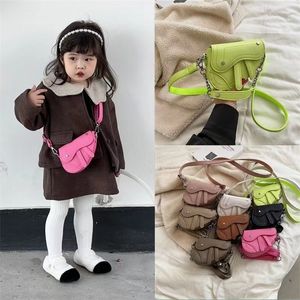 Sırt çantaları Korean Ins Pu Çocuk Çantaları Kızlar Niş Messenger Çantası Retro Taşınabilir Eyer Bebek Çocuk Omuz Çantası Aksesuarları 230818