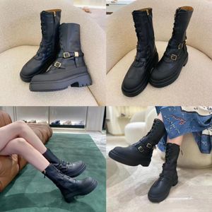 Moda Martin Boots Lüks Tasarımcı Avustralya Altın Metal Dekorasyon Kadın Ayakkabı% 100 inkiye Düşük Topuk Dantel Yuvarlak Ayak parmakları Zip Martin Boot 35-42 Savaş Bot