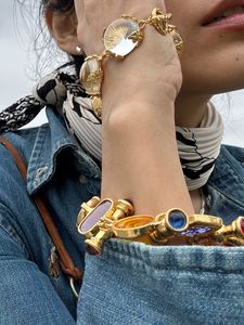 Charm Bilezikler Vintage Beyan Tıknaz Renkli Boncuklar Kadın Mücevherleri için 18K Altın PVD Su Geçirmez Tasarımcı T Göster Pist Elbisesi Nadir Ins 230821