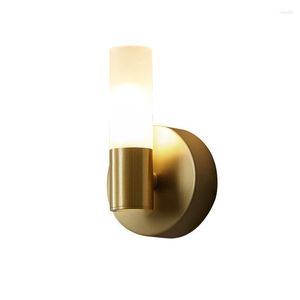 Lâmpada de parede Luzes minimalistas nórdicos Sombra de acrílico branco Modern Fashion Salour Bedroom Bedroel Bedroel Brass Scona Chegada