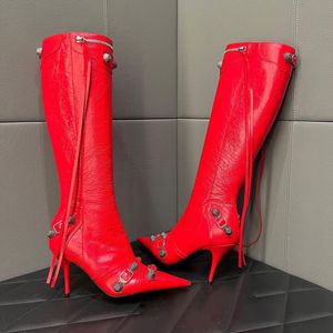 Kırmızı Deri Stiletto Diz-Yüksek Botlar Vintage Tabanca Renkli Dişli Dekorasyon Yan Fermuper Sivri Ayak Parçası Yüksek Botlar Lüks Tasarımcı Moda Boyut Boyutları 35-42