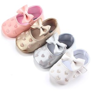 İlk Yürüyüşçüler Prenses Aşk Ayakkabıları Pu Deri Bebek Kız Mokasenler Büyük Bow Fringe Yumuşak Çözük Slip Ronswear Crib 230825