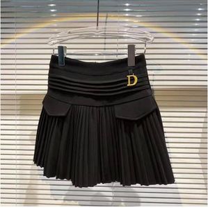 2023 novo preto sexy rua casual designer saias femininas de cintura alta metal letra d pingente para evitar luz fora mini saia