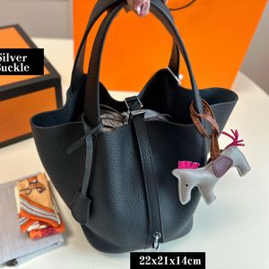Дизайнерские сумки для женщин для женщин кожаная сумка для плеча черная дизайнерская сумка подлинная кожаная кожаная ремешок мягкие кожаные сумки с серебряной блокировкой.