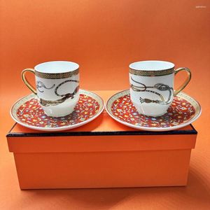Чашки блюдцы роскошные конные дизайн фарфоровой кофейный чашка набор кости Китай устанавливает стаканы золотой контур чай