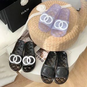 Yaz Yeni Sandal Tasarımcı Kadın Erkek Lüks Seksi Slaytlar Parlak Şeffaf Kauçuk PVC Havuz Plaj Dikenleri Düz Mektup Ayakkabıları Kutu ile