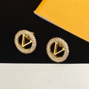 3 renk kadın tasarımcı saplama küpeleri lüks küçük tam elmaslar içi boş mektup modaya uygun bakır nişan küpe toptan