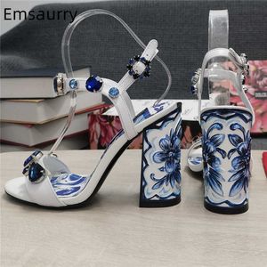 Mavi ve Beyaz Porselen Baskı Sandalet Kadın Tıknaz Topuk Gerçek Deri Kristal Rhinestone Süslenmiş Modern Ayakkabı Yaz